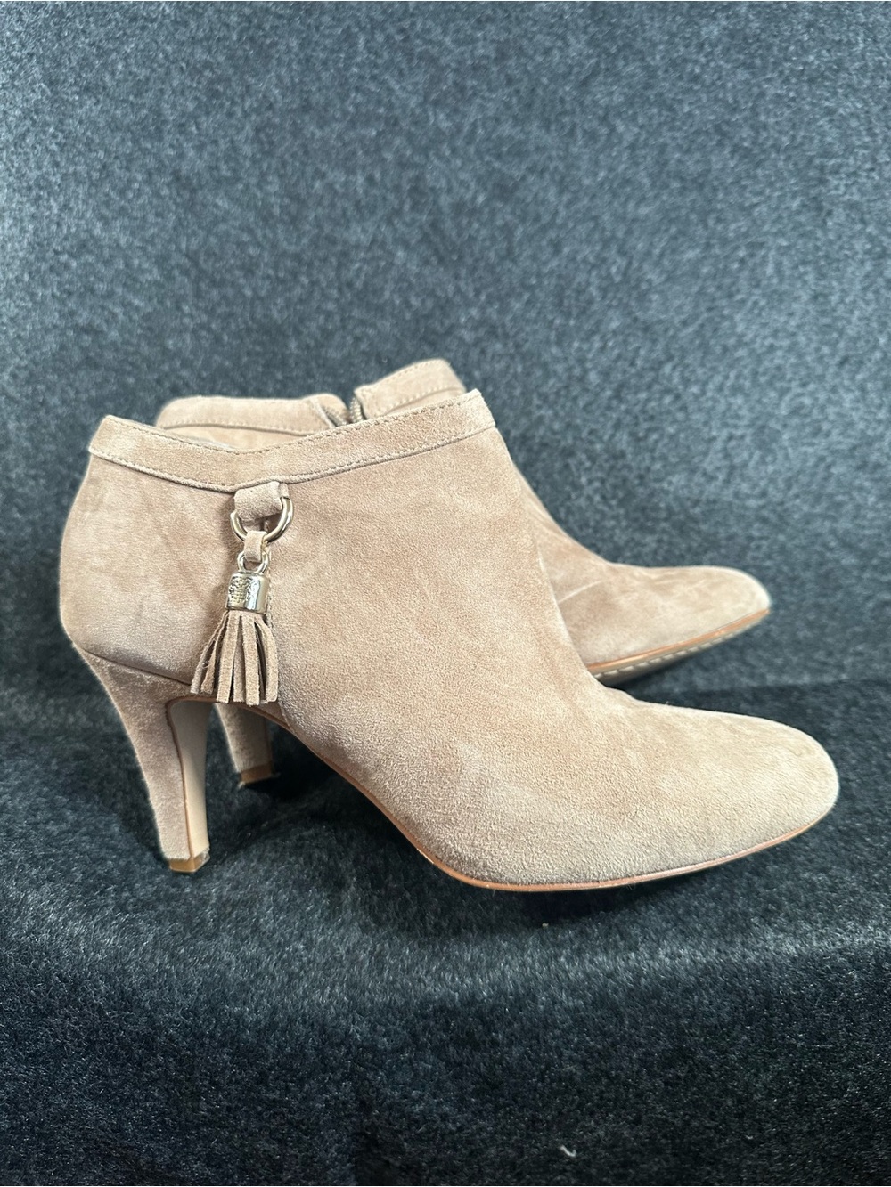 Vince Camuto Carlina Tan Suede Tassel Side Zip Ankle Booties Size 7